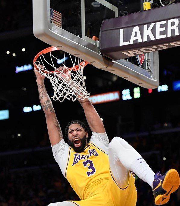 大前中锋随意切换！戴维斯稳定发挥助湖人走出低谷